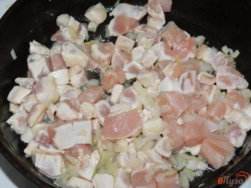 Фото приготовление рецепта: Курица с шампиньонами в сливочном соусе шаг №2