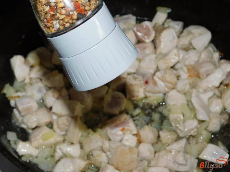 Фото приготовление рецепта: Курица с шампиньонами в сливочном соусе шаг №3
