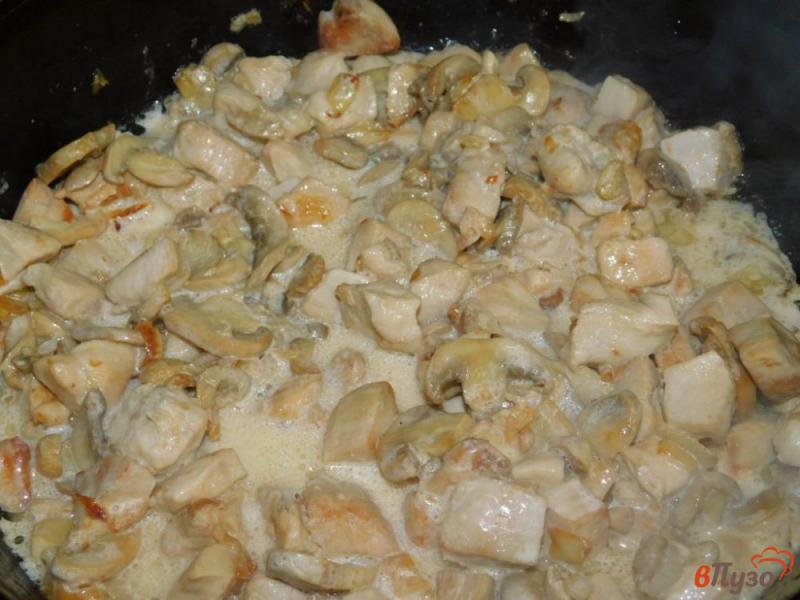 Фото приготовление рецепта: Курица с шампиньонами в сливочном соусе шаг №5