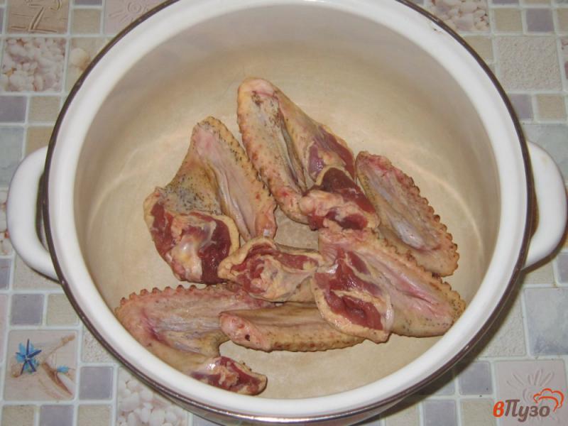 Фото приготовление рецепта: Грибной суп с утиными крылышками шаг №1