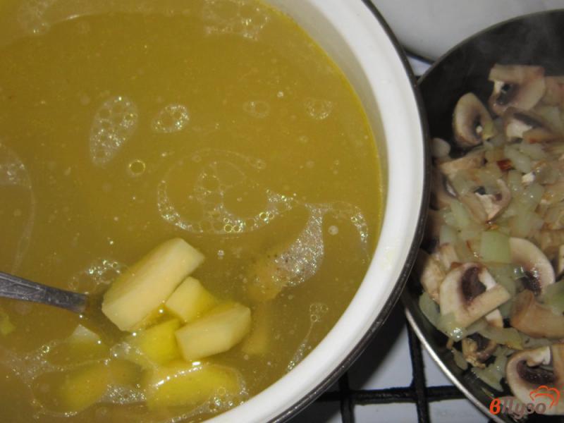 Фото приготовление рецепта: Грибной суп с утиными крылышками шаг №4