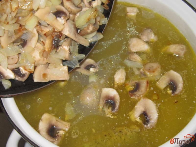 Фото приготовление рецепта: Грибной суп с утиными крылышками шаг №5
