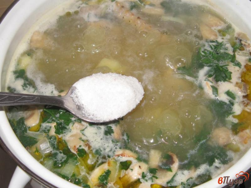 Фото приготовление рецепта: Грибной суп с утиными крылышками шаг №6