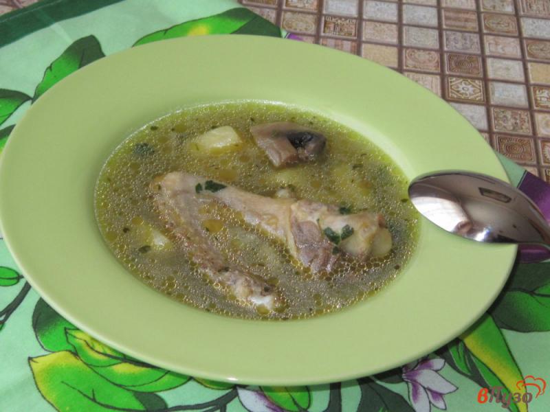 Фото приготовление рецепта: Грибной суп с утиными крылышками шаг №7