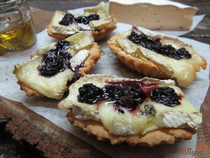 Фото приготовление рецепта: Тарталетки с сыром бри и ягодами шаг №7