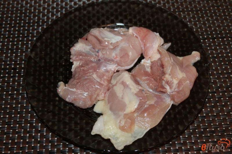 Фото приготовление рецепта: Куриные бедра маринованные в лимонном соке и соевом соусе шаг №2