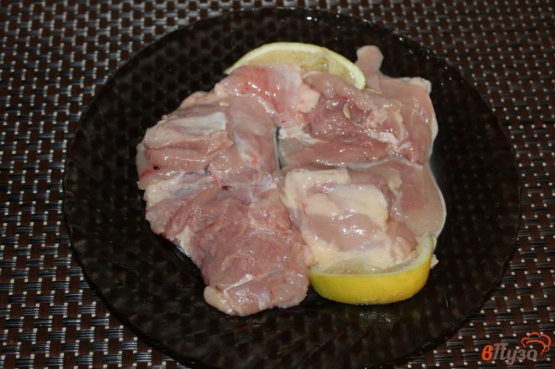 Фото приготовление рецепта: Куриные бедра маринованные в лимонном соке и соевом соусе шаг №3