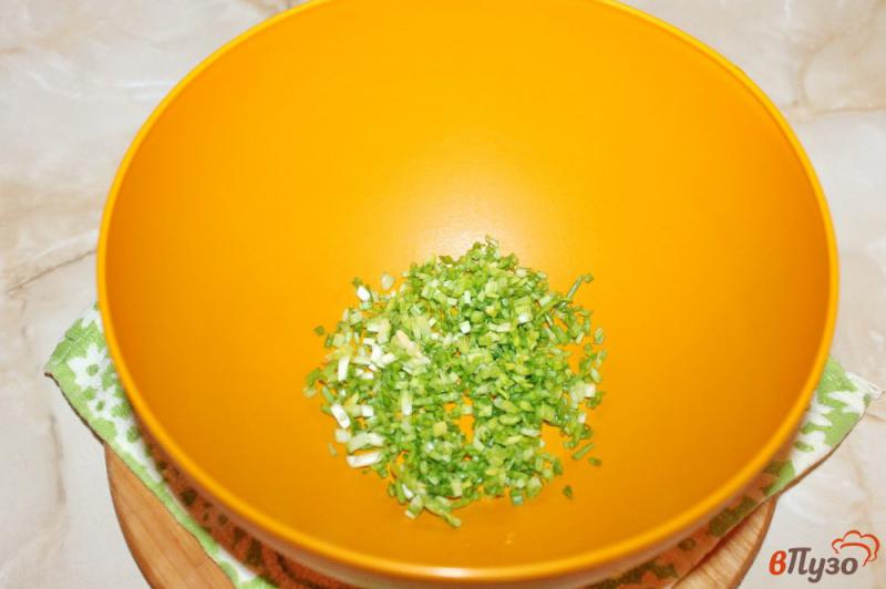Фото приготовление рецепта: Салат из белокочанной капусты с сельдереем и твердым сыром шаг №1