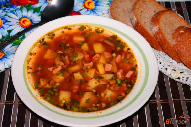 Фото приготовление рецепта: Томатный суп с субпродуктами и колбасой шаг №6