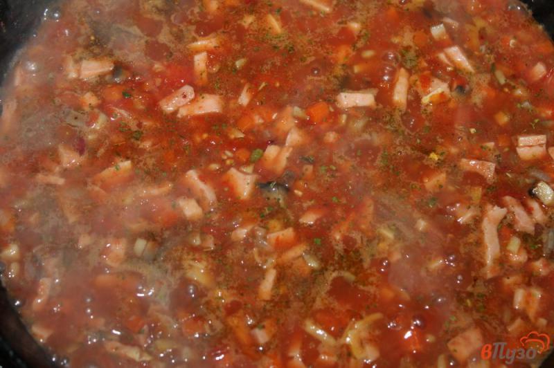 Фото приготовление рецепта: Томатный суп с субпродуктами и колбасой шаг №4
