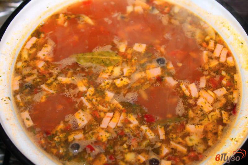 Фото приготовление рецепта: Томатный суп с субпродуктами и колбасой шаг №5