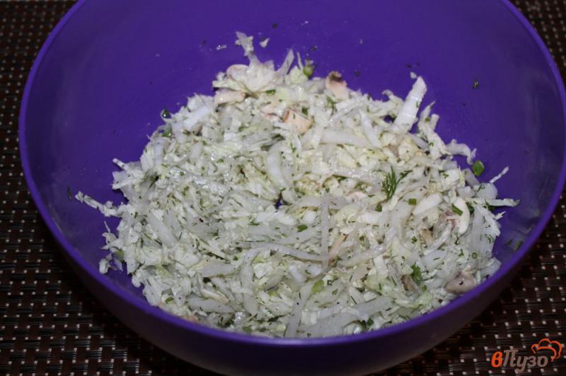 Фото приготовление рецепта: Салат из пекинской капусты с шампиньонами и дайконом шаг №5