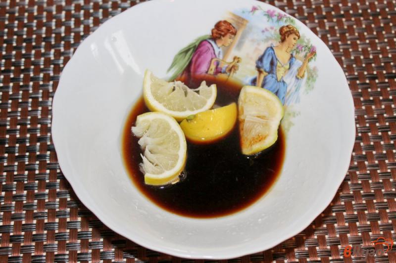 Фото приготовление рецепта: Жареный толстолобик маринованный в лимонно - соевом маринаде шаг №3