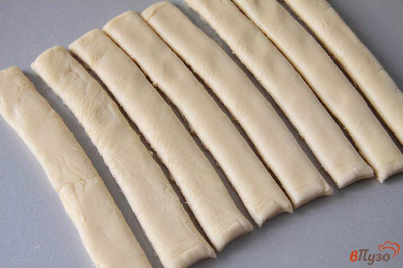 Фото приготовление рецепта: Сосиски в слоеном тесте с сыром шаг №4