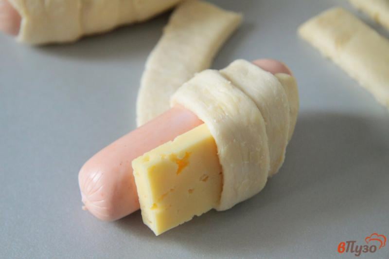 Фото приготовление рецепта: Сосиски в слоеном тесте с сыром шаг №5