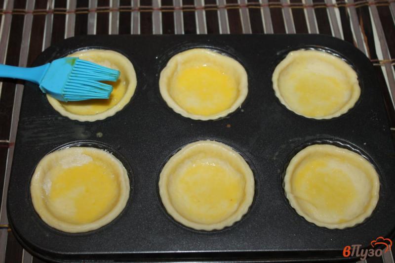 Фото приготовление рецепта: Корзинки с яйцом, сыром и грибами шаг №4