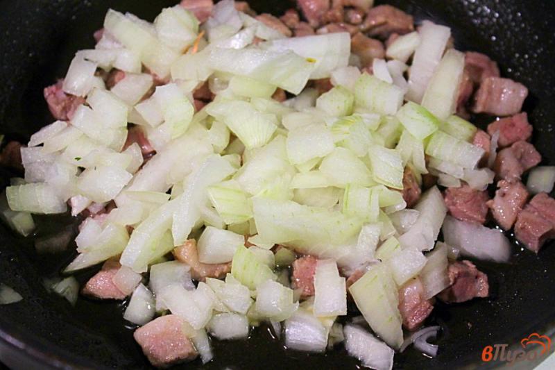 Фото приготовление рецепта: Кукурузная каша со свининой и болгарским перцем шаг №2