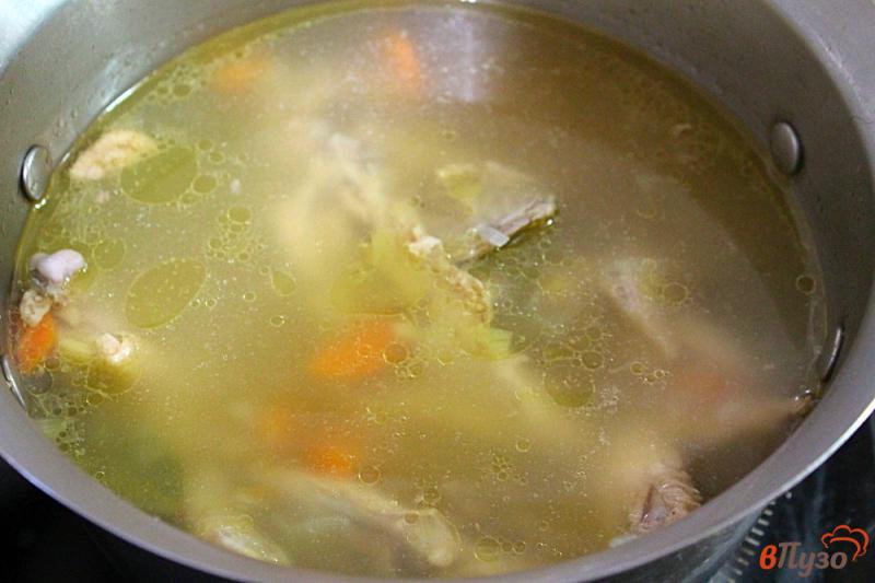 Фото приготовление рецепта: Куриный суп с макаронами шаг №3