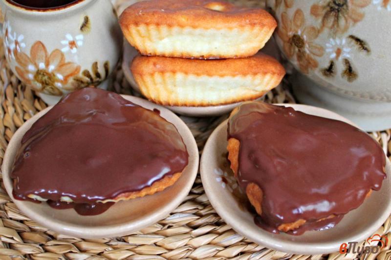 Фото приготовление рецепта: Творожные кексы с шоколадной глазурью шаг №6