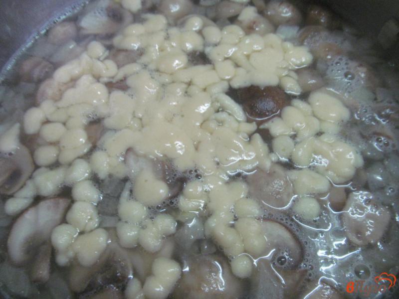 Фото приготовление рецепта: Суп грибной с клецками шаг №7