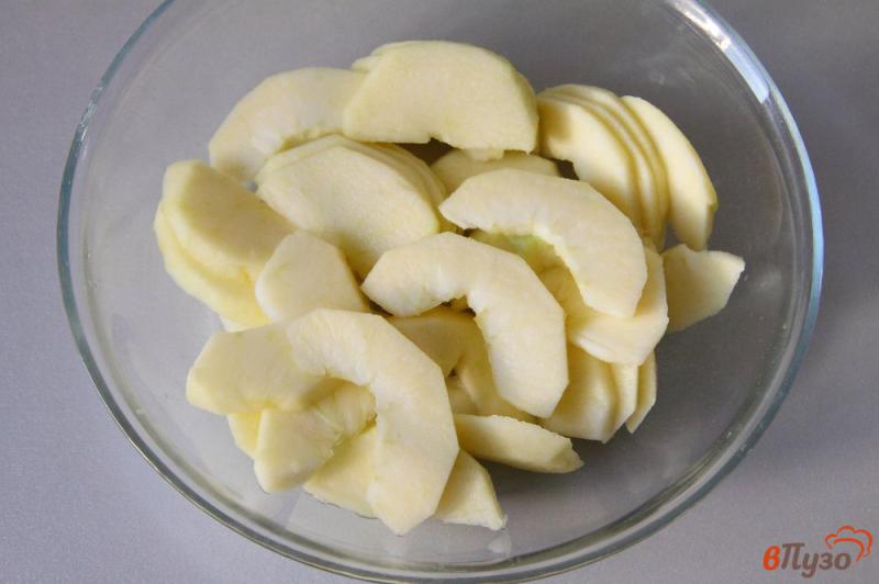 Фото приготовление рецепта: Открытый пирог с творогом и яблоками из слоеного теста шаг №5