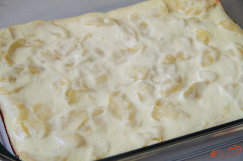 Фото приготовление рецепта: Открытый пирог с творогом и яблоками из слоеного теста шаг №9