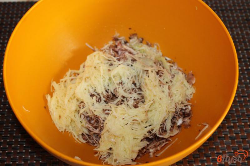 Фото приготовление рецепта: Котлеты из фарша с грибами и картофелем шаг №3