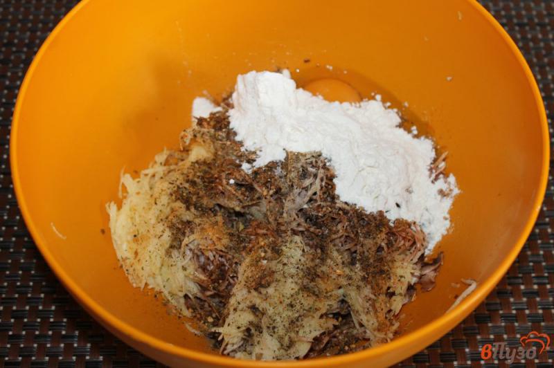Фото приготовление рецепта: Котлеты из фарша с грибами и картофелем шаг №4