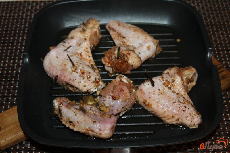 Фото приготовление рецепта: Куриные крылья в лимонно - чесночном маринаде шаг №5