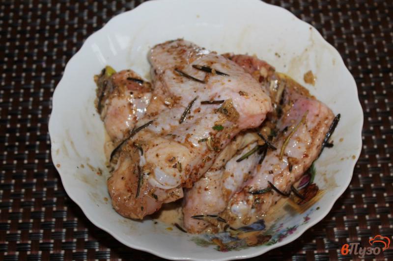 Фото приготовление рецепта: Куриные крылья в лимонно - чесночном маринаде шаг №4