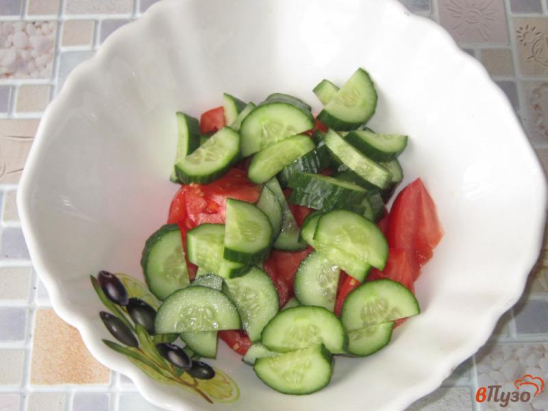 Фото приготовление рецепта: Салат овощной с маслинами шаг №2