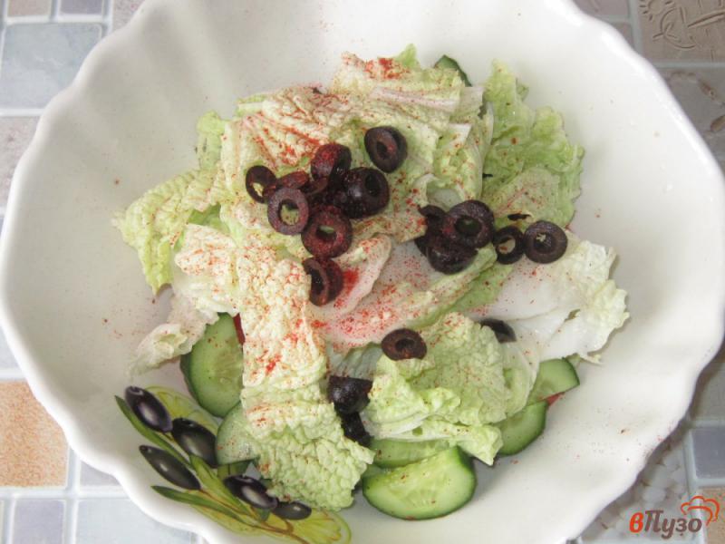 Фото приготовление рецепта: Салат овощной с маслинами шаг №4