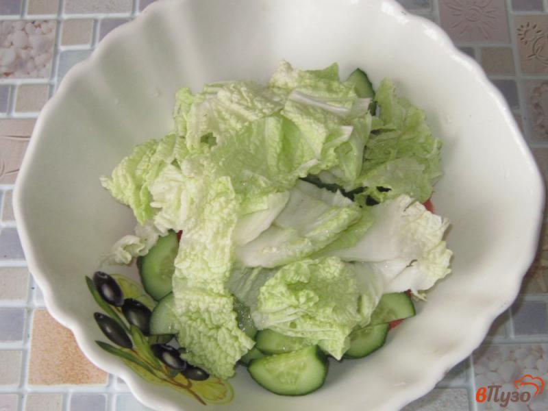 Фото приготовление рецепта: Салат овощной с маслинами шаг №3