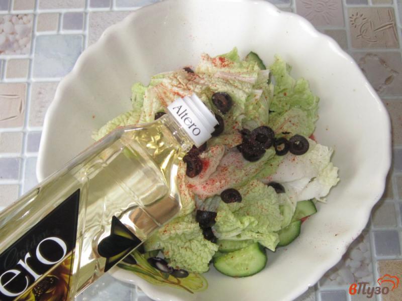 Фото приготовление рецепта: Салат овощной с маслинами шаг №5