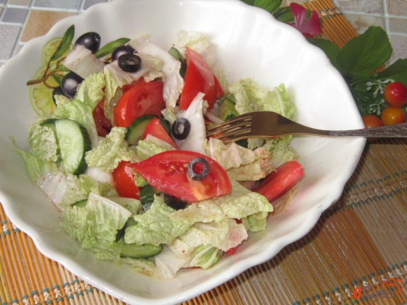 Фото приготовление рецепта: Салат овощной с маслинами шаг №6