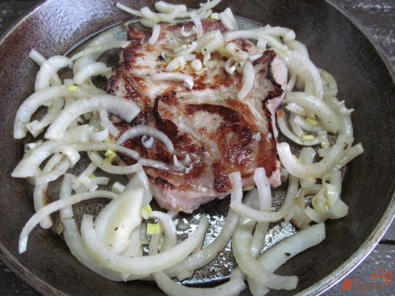 Фото приготовление рецепта: Свинина с луком как шашлык шаг №4