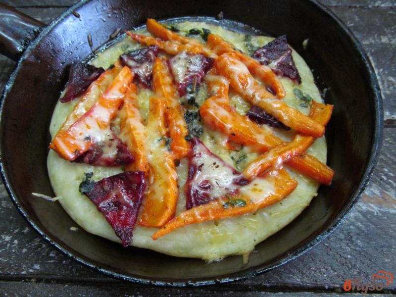 Фото приготовление рецепта: Пирог с морковкой на сковороде шаг №8