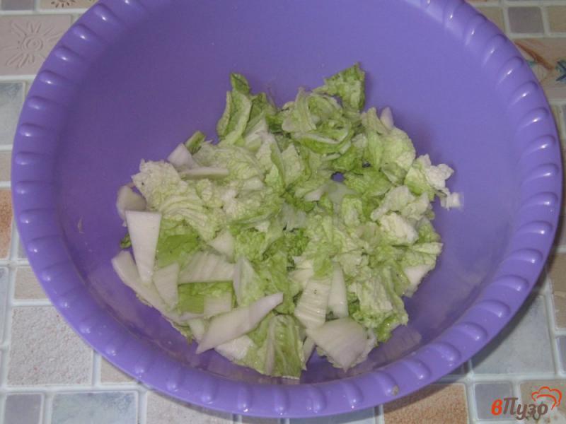 Фото приготовление рецепта: Салат с малосольными огурцами и пекинской капустой в сметане шаг №1