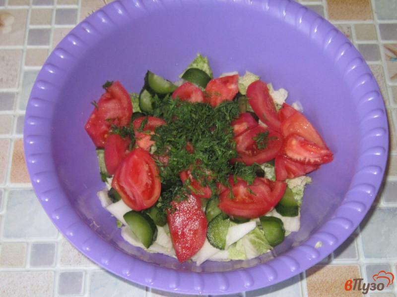 Фото приготовление рецепта: Салат с малосольными огурцами и пекинской капустой в сметане шаг №3