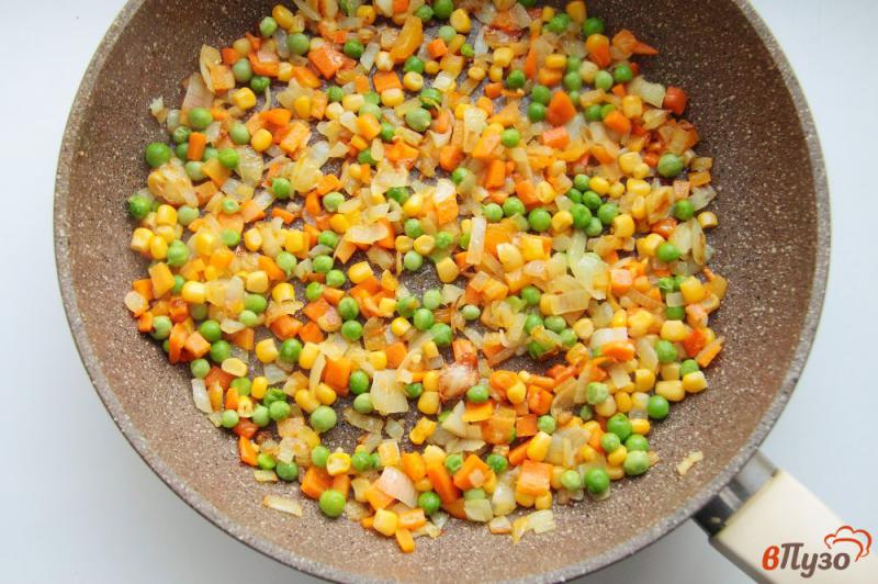Фото приготовление рецепта: Рис с карри и овощами шаг №4