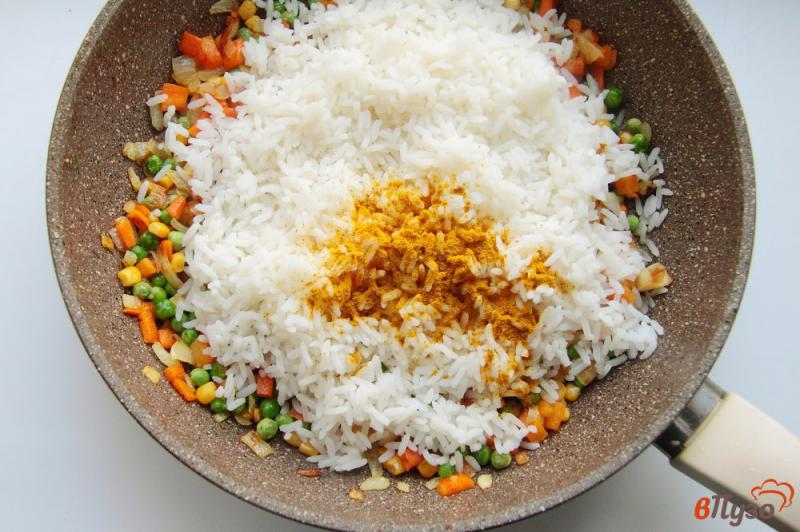 Фото приготовление рецепта: Рис с карри и овощами шаг №5