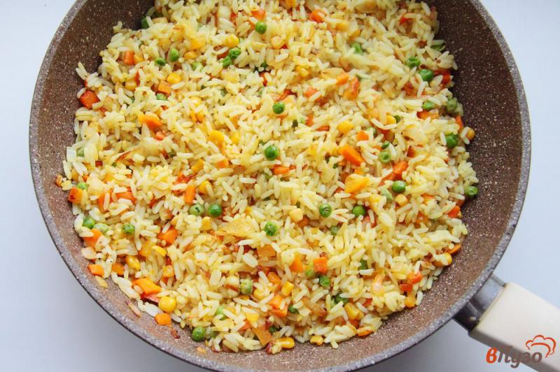Фото приготовление рецепта: Рис с карри и овощами шаг №6