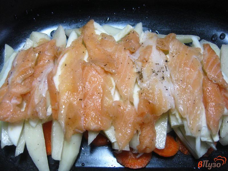 Фото приготовление рецепта: Семга с овощами под сыром шаг №8