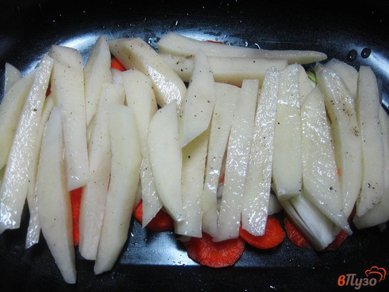 Фото приготовление рецепта: Семга с овощами под сыром шаг №6