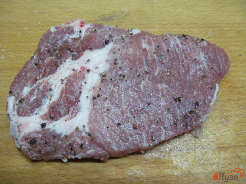 Фото приготовление рецепта: Свиной ошеек в остром медовом соусе шаг №1