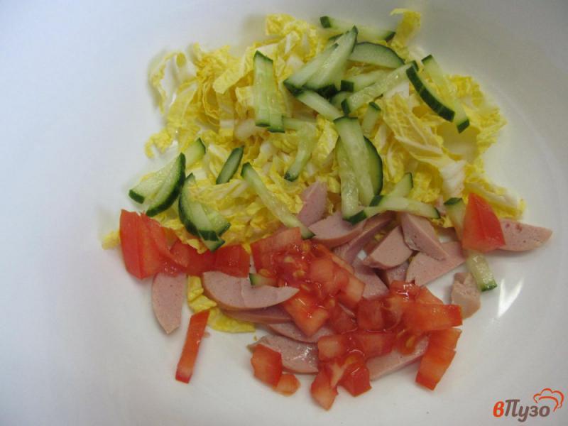 Фото приготовление рецепта: Салат из пекинской капусты с сосисками огурцом и помидором шаг №2
