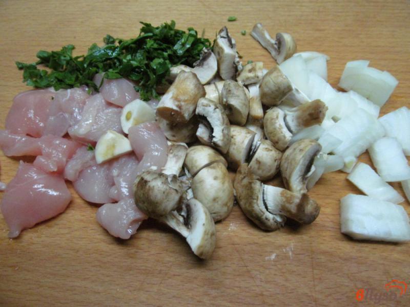 Фото приготовление рецепта: Беляши с начинкой из курицы с шампиньоном шаг №1