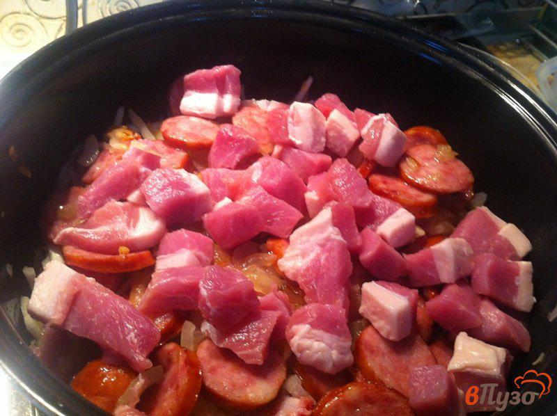 Фото приготовление рецепта: Бигус со свининой и колбасой в мультиварке шаг №7