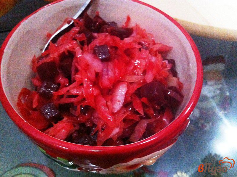 Фото приготовление рецепта: Салат из квашенной капусты и свеклы шаг №6
