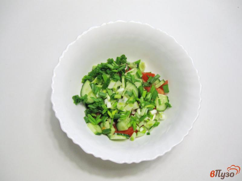 Фото приготовление рецепта: Салат из помидоров, огурцов и салатных листьев шаг №2